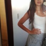 Morena novinha fazendo selfie em frente ao espelho caiu na net