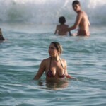 Flagra! Mulher Melão pelada na praia de nudismo de Abricó-RJ