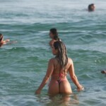 Flagra! Mulher Melão pelada na praia de nudismo de Abricó-RJ