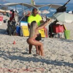 Flagra! Mulher Melão pelada na praia de nudismo de Abricó-RJ