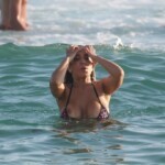 Flagra! Mulher Melão pelada na praia de nudismo de Abricó-RJ