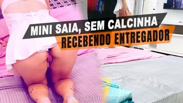 casada-se-exibindo-para-o-entregador-de-mini-saia-e-sem-calcinha Casada se exibindo para o entregador de mini saia e sem calcinha