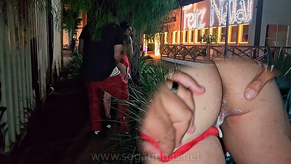 Fodendo na praça sem camisinha e levando gozada dentro na frente do marido corno - especial de Natal