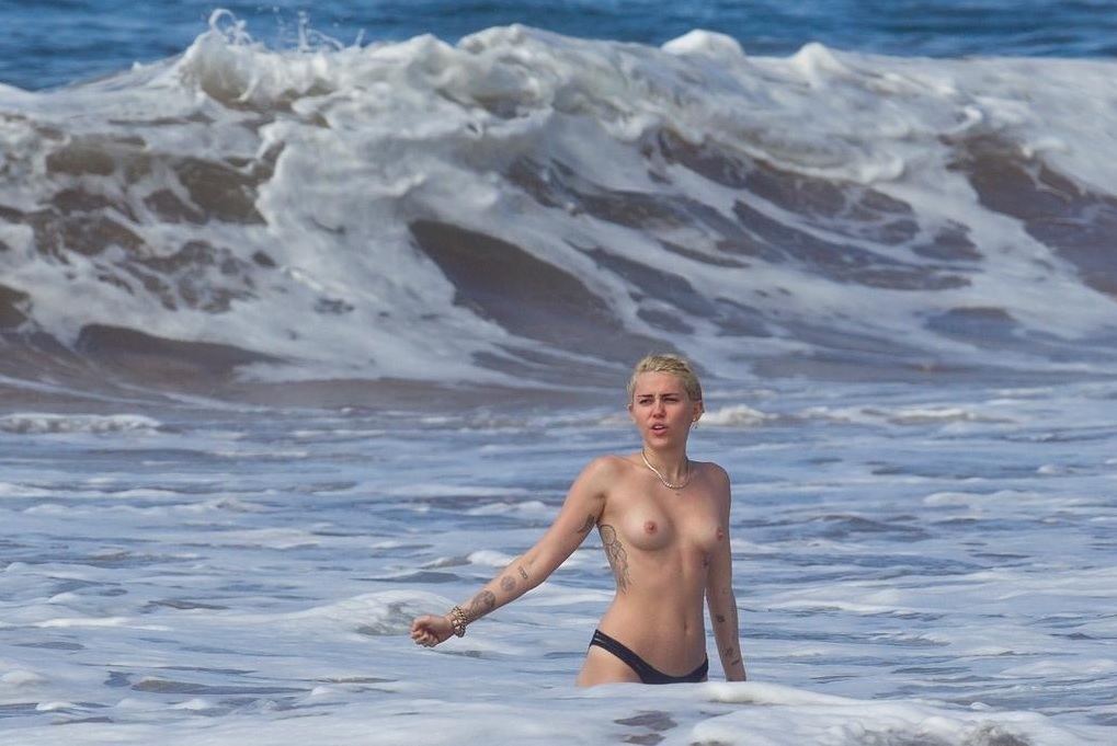 st7YaOw Miley Cyrus caiu na net
